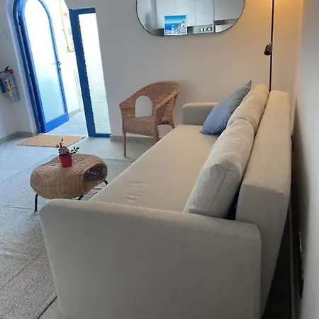 Lägenhet Beachfront Apartment In Laranca *